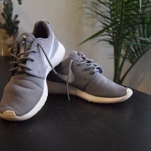 Nike Roshe Runs Grey